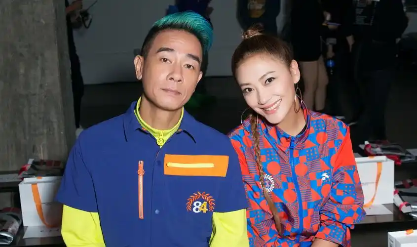 凤凰网时尚专访陈小春应采儿