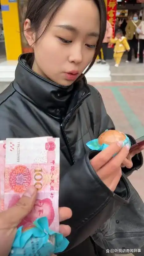 男人持大量现金,搞了一场街头"赠送"现金