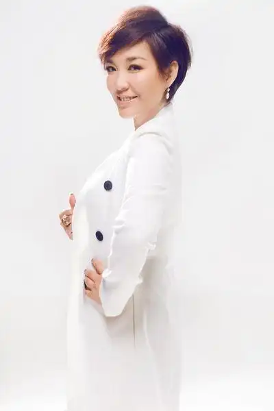 《超级访问》,第2档是她与其他美妆达人合作的《美丽俏佳人》,第3张则