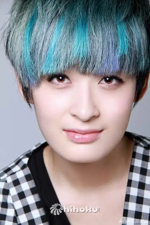 曾轶可蓝色短发拍写真 混搭风格立显个性魅力