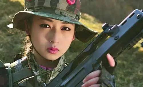 中国最强女特种兵,一人放倒三名男兵,外军不服出手被打!