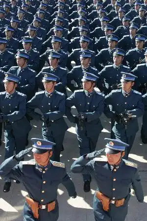 1800名空军官兵组成15个方队,身着05式空军