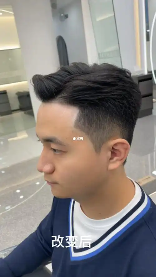 像这种成熟稳重的发型,不用烫,剪出层次感,自然吹干打点发泥,这种效果