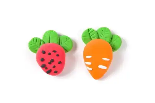 白色背景上的橡皮泥胡萝卜