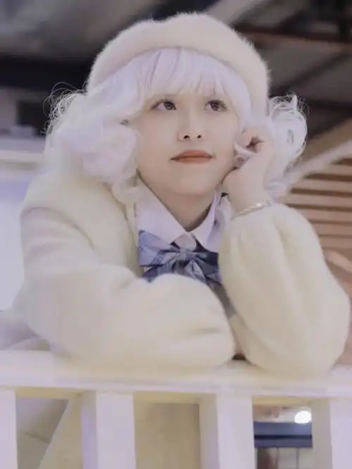 工作是婚纱照摄影师   这个小妹妹是一个客户的表妹他们觉得老师我长