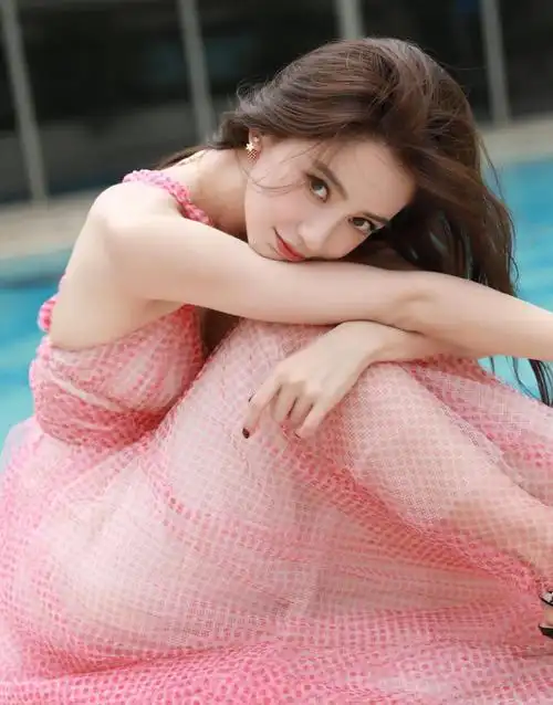 杨颖蜜桃粉纱裙甜美迷人,长卷发配精致妆容优雅大气,洋气又时髦