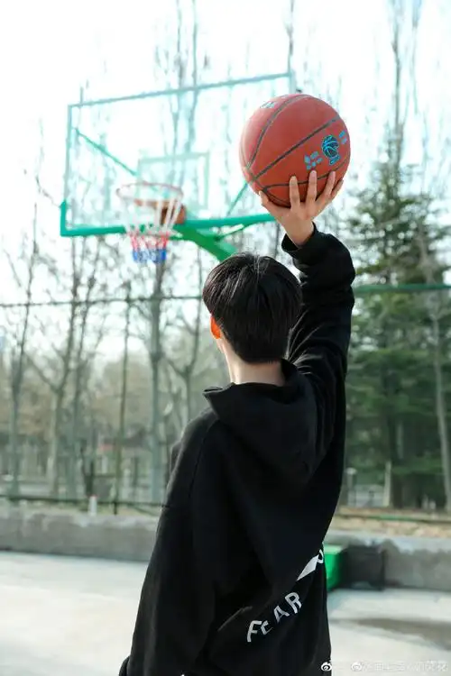 打篮球#刘耀文篮球场六宫格随拍96阳光帅气的运动少年真的好93论