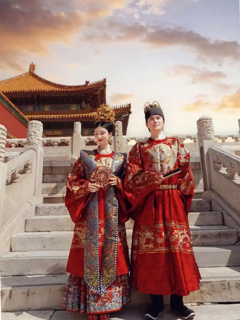 故宫古风情侣写真|明朝大婚喜服 情侣写真|汉服写真 	 明朝大婚喜服上
