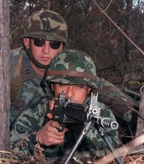 日本士兵现在用的什么步枪如同自带两脚架的机枪