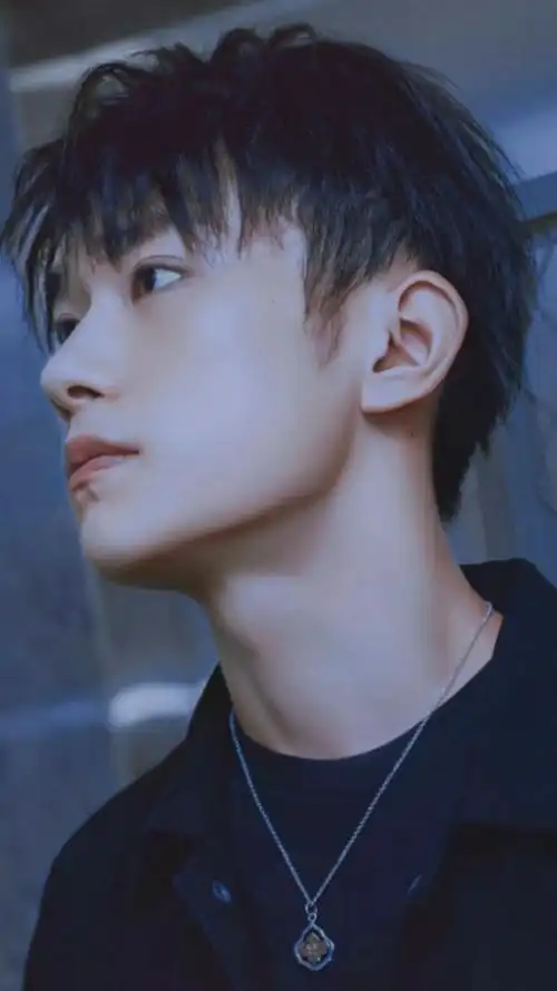 易烊千玺的名品锁骨 致命喉结