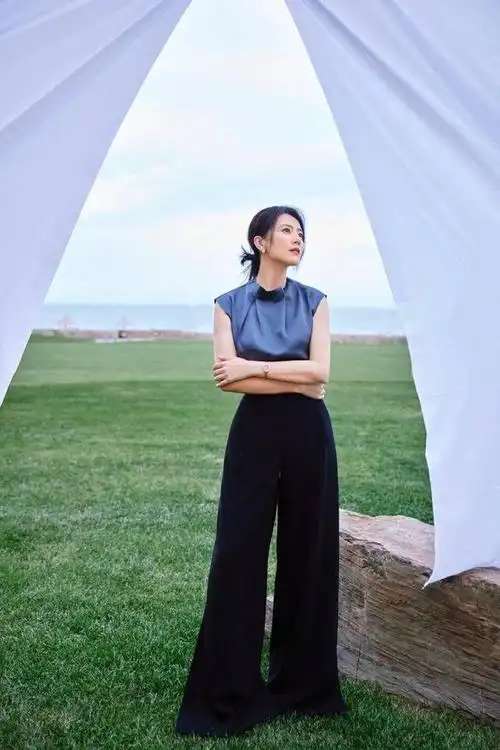 细品高圆圆阿那亚写真中的每一张照片,仿佛就是一幅优雅的画作,她成为