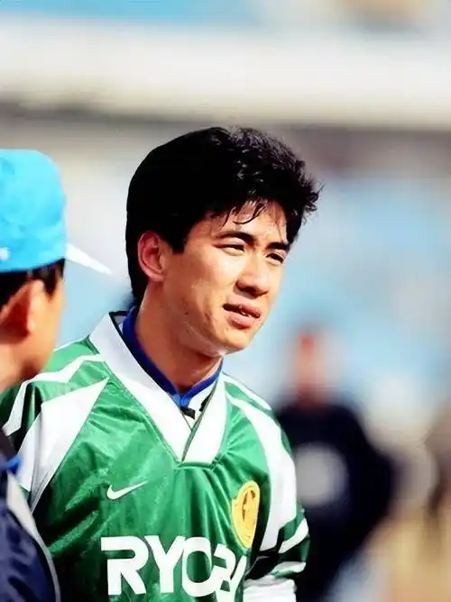 正好飞到禁区正前方,埋伏在禁区正前方的范志毅后插上顶出反弹球,门