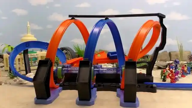 汽车风火轮比赛,蝙蝠侠和钢铁侠未完成,緑巨人不畏艰险完成比赛