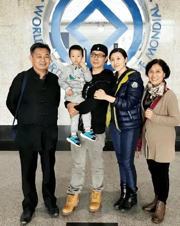 于洋个人资料年龄:41岁时迎娶女星王雅捷,两人育有一个儿子,是位好