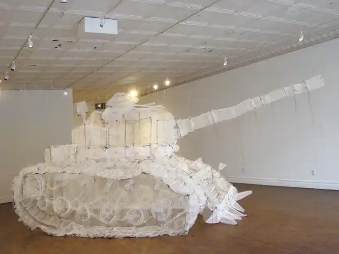 蒙特利尔装置艺术家 jannick deslauriers 利用铁丝,吕网,丝绸等材料