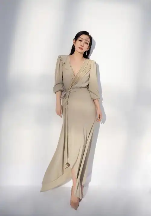 秦海璐有多撩人看她一个抬眸就知道黑色礼服尽显优雅本色