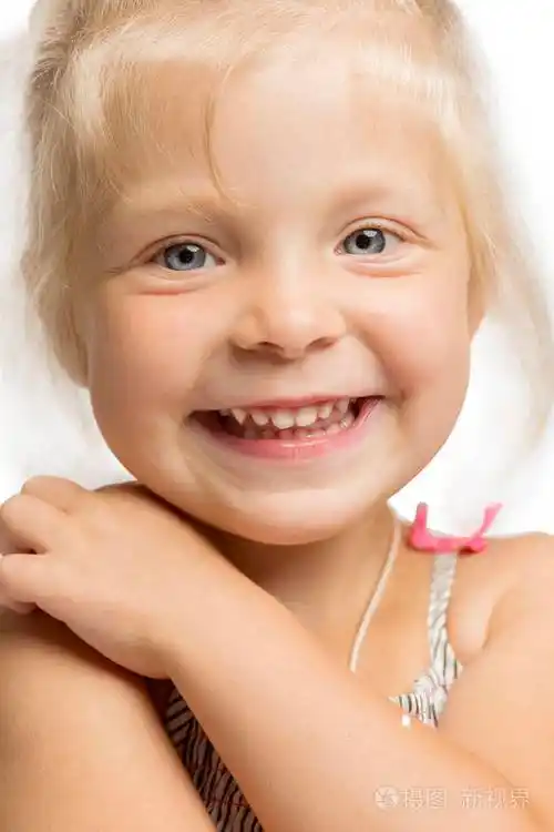 可爱的小女孩在白色背景下笑得很近