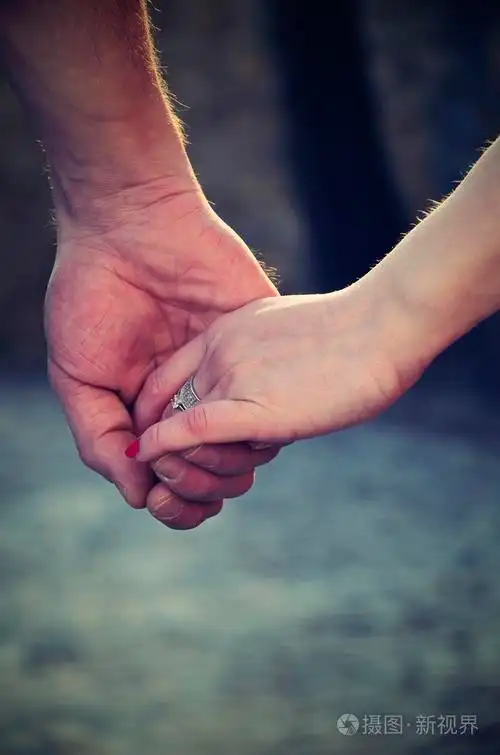 幸福的情侣手牵手