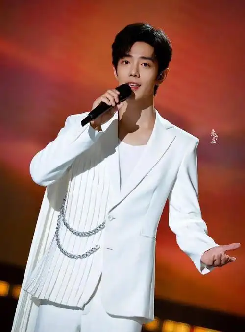 肖战身穿白色西装的样子看起来很帅.他的舞台台风很稳
