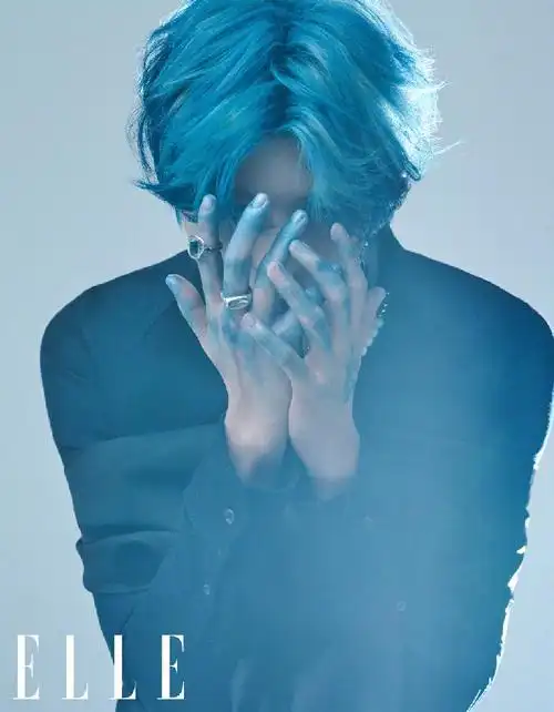 上游时尚|蔡徐坤elle三月刊封面大片,蓝发造型突破自我