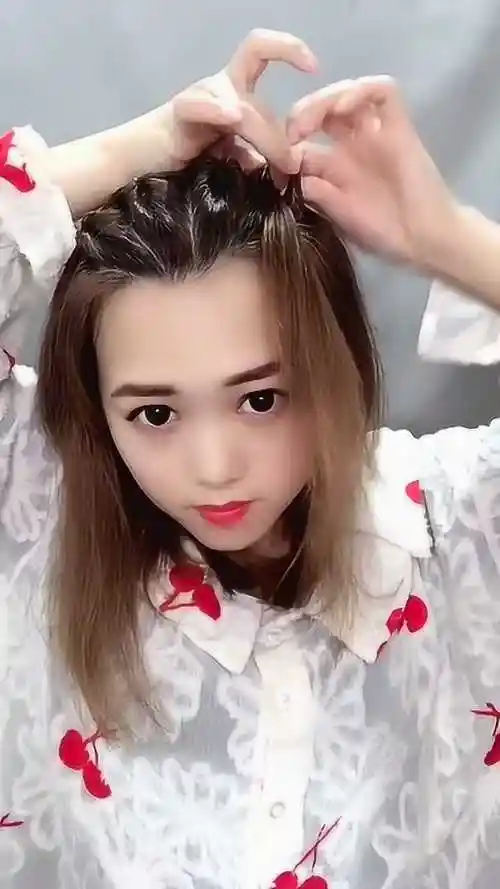 头顶小揪揪这么扎,超级可爱,手残党看了都喜欢