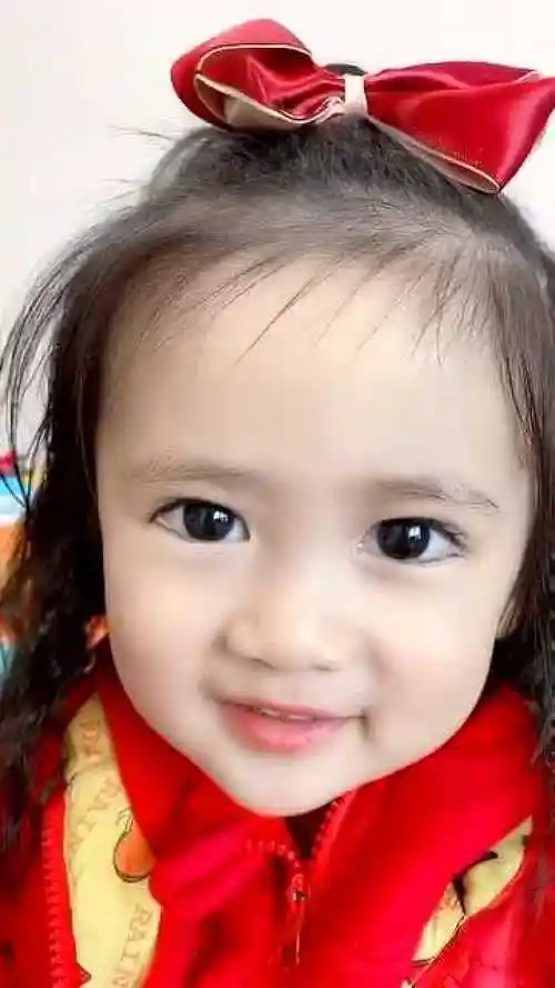 小姑娘挑眉的样子太可爱了,萌萌哒