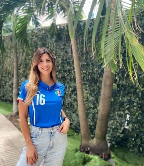 美女球迷总是特别的存在,祝贺意大利夺冠!