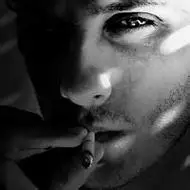 伤心难过抽烟男头像_微信头像图片大全