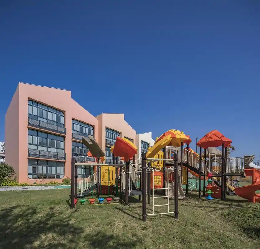 然而,对于一些孩子来说,上幼儿园可能伴随着分离焦虑,表现为哭闹和