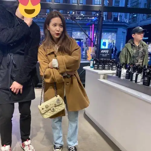 网友伦敦偶遇金艺琳,165的椰梨被拍成149,身高也是太硬伤了