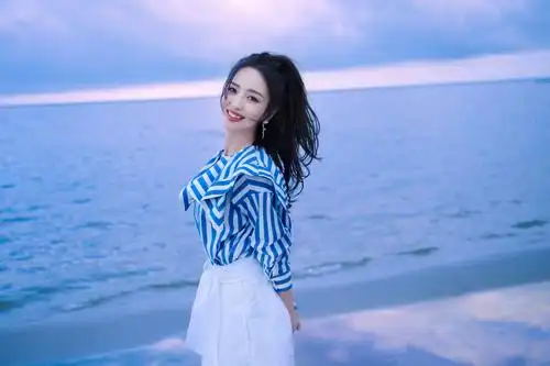 佟丽娅晒海边漫步照青春活力 穿蓝白套装优雅明媚