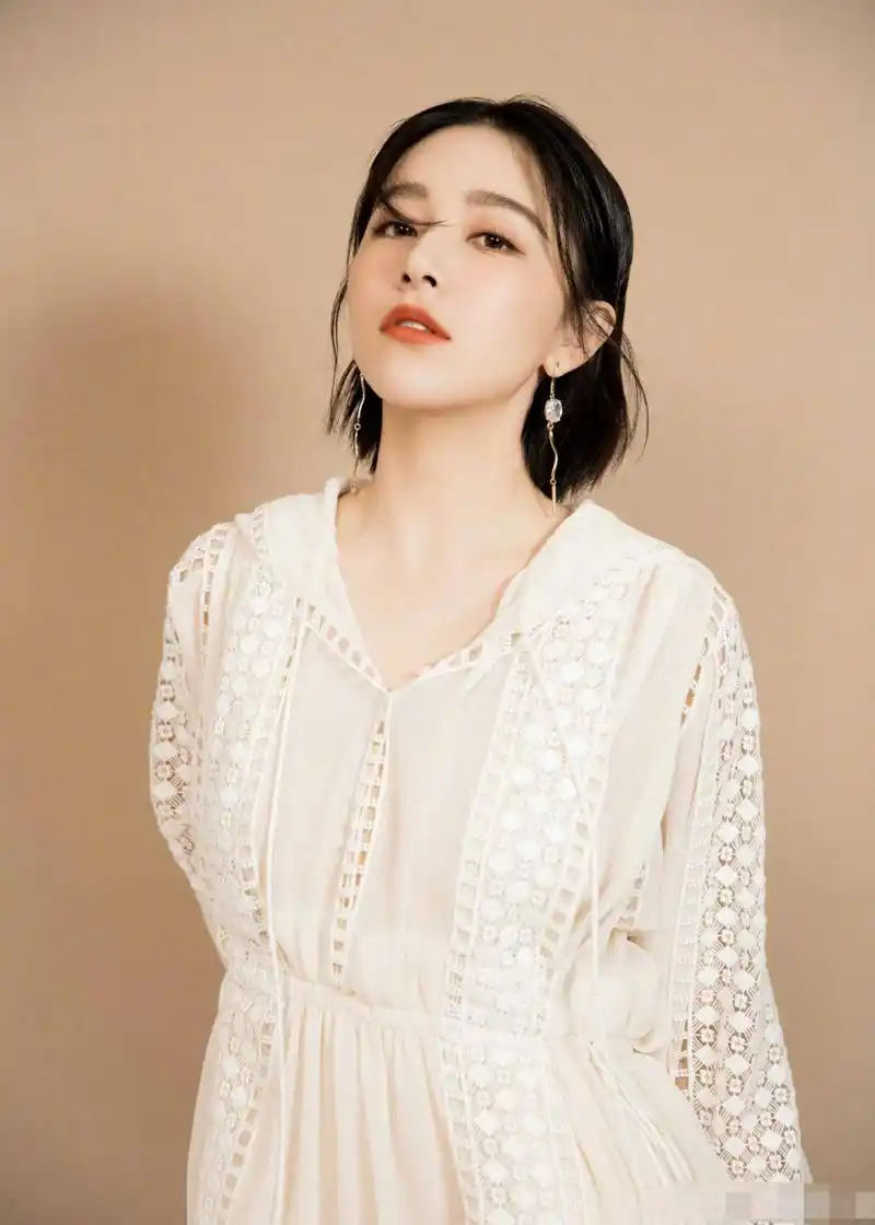 阚清子穿利落短发搭配镂空短裙优雅灵动