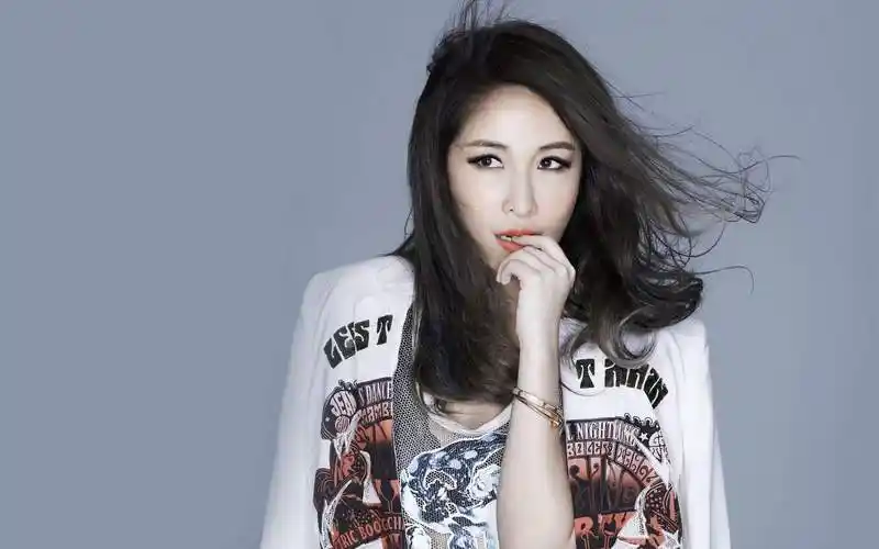 而萧亚轩在万绿丛中穿花而过后,依然是那个美丽又高贵的潇洒小姐,这份