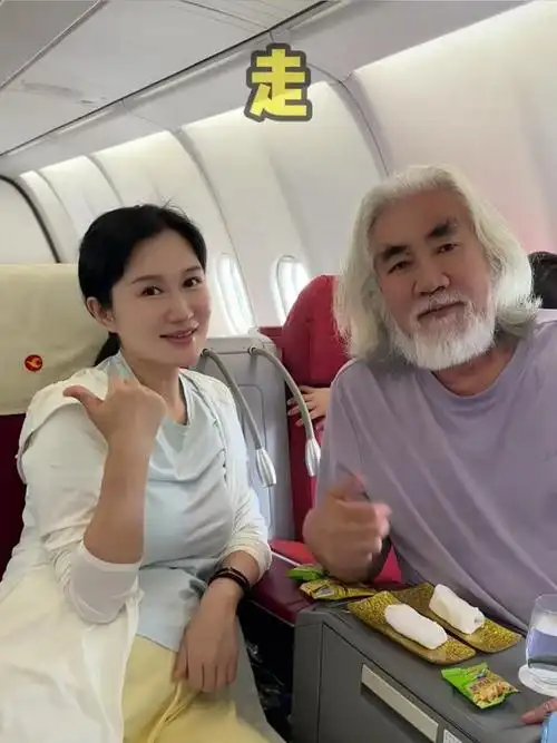 73岁张纪中爱情故事,凌晨三点吃烧烤,除了年龄大点多少女生羡慕