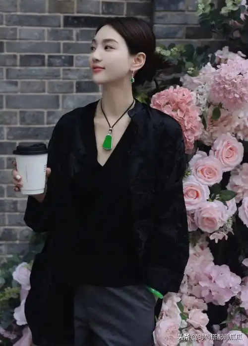 真正有品位的女人通常很少穿金戴银多戴这3种首饰更显气质