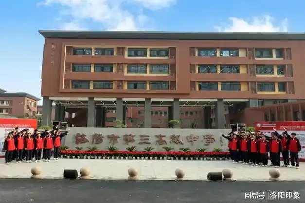 为何洛阳这所高中被评为全国首批飞行员培训基地?