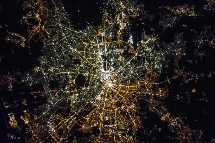 柏林夜景,编号 iss035-e-17210左上侧偏绿色灯光的是西柏林,右下侧