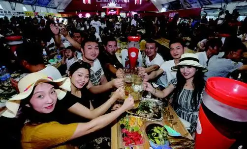 7月20日,市民和游客们在金沙滩啤酒城的啤酒大篷内开怀畅饮.