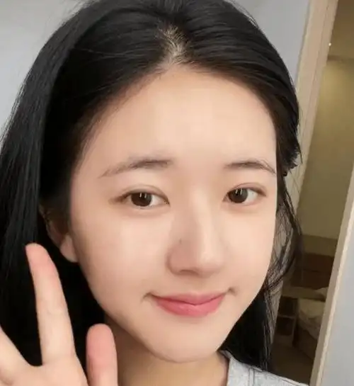 原创赵露思晒化妆照看清素颜后网友愣住了这确定是22岁的脸