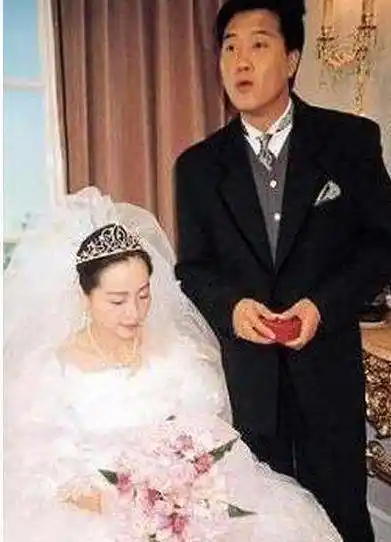 2001年万梓良与比她小16岁的空姐郭明黎结婚,育有一子万大千,现已11岁