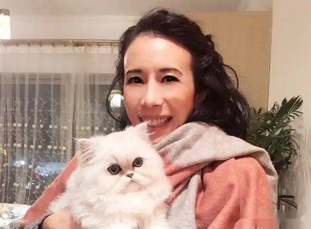 近期莫文蔚素颜照曝光,面色暗黄无法想象,真是青春一去不复返