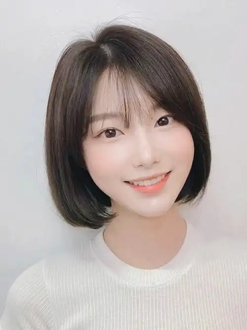 少女系减龄齐肩短发推荐,超级显脸小的一款发型,蓬松感让整个头发包住