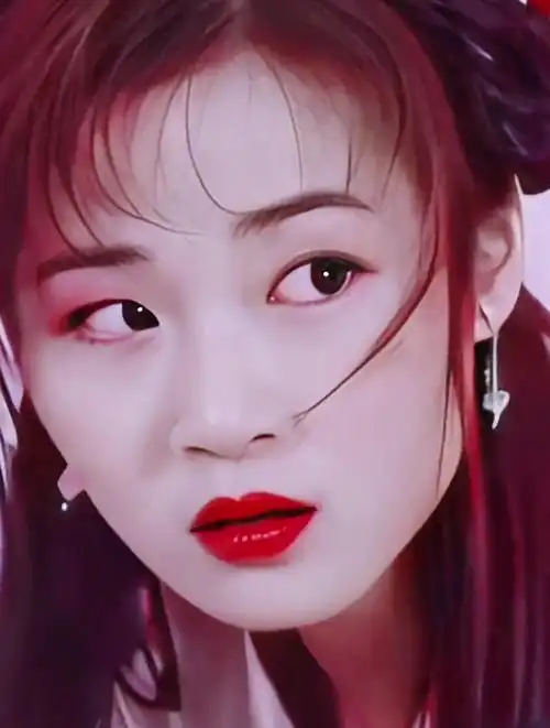 万绮雯年轻时有多美?被赞香港第一美腿,甄子丹为她当众下跪示爱