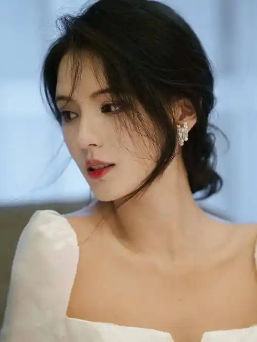 日前,张予曦在社交平台上发了一组写真,非常简单的打扮,但表情却有不