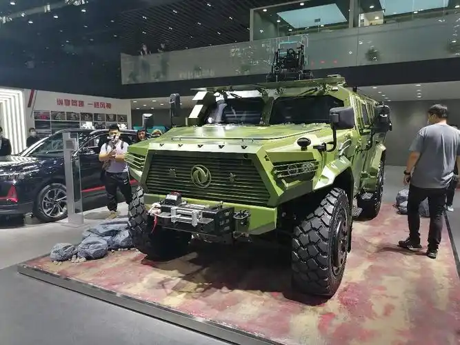 东风猛士装甲车亮相,新车可以说是一个大块头,高大威猛.