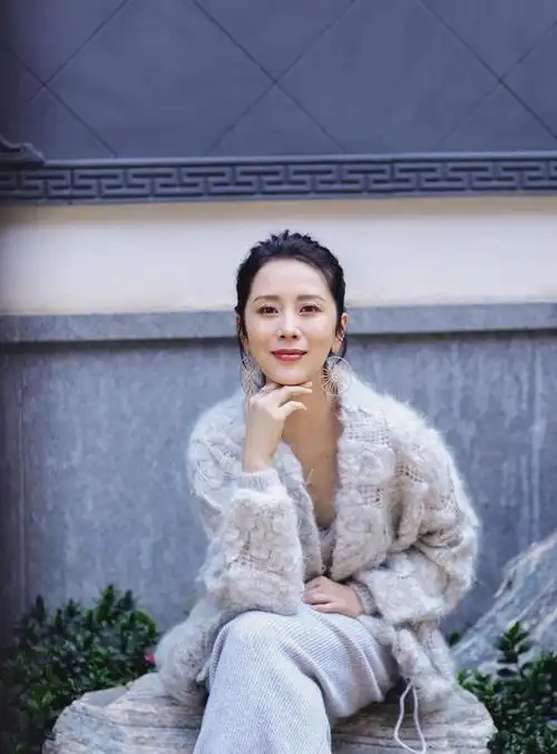 海清气质感绝了穿一件毛衣外套搭配半身裙高级优雅可咸可甜