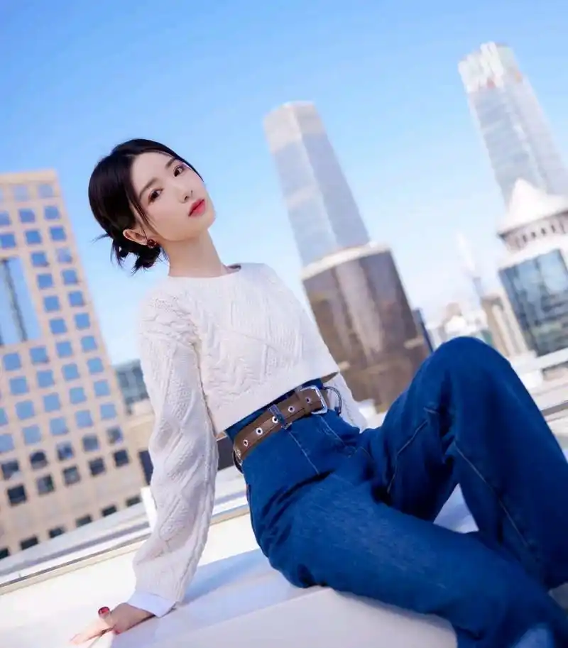 毛晓彤白色短款毛衣配牛仔裤造型甜美迷人#明星出圈的穿搭# #娱乐大赏