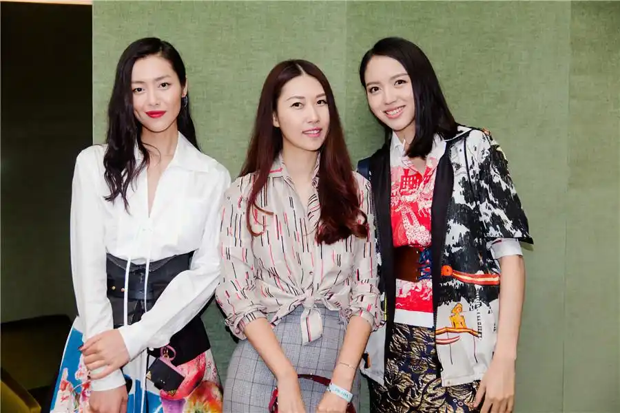 刘雯李晖张梓琳闺蜜同框 助阵prada新店开业
