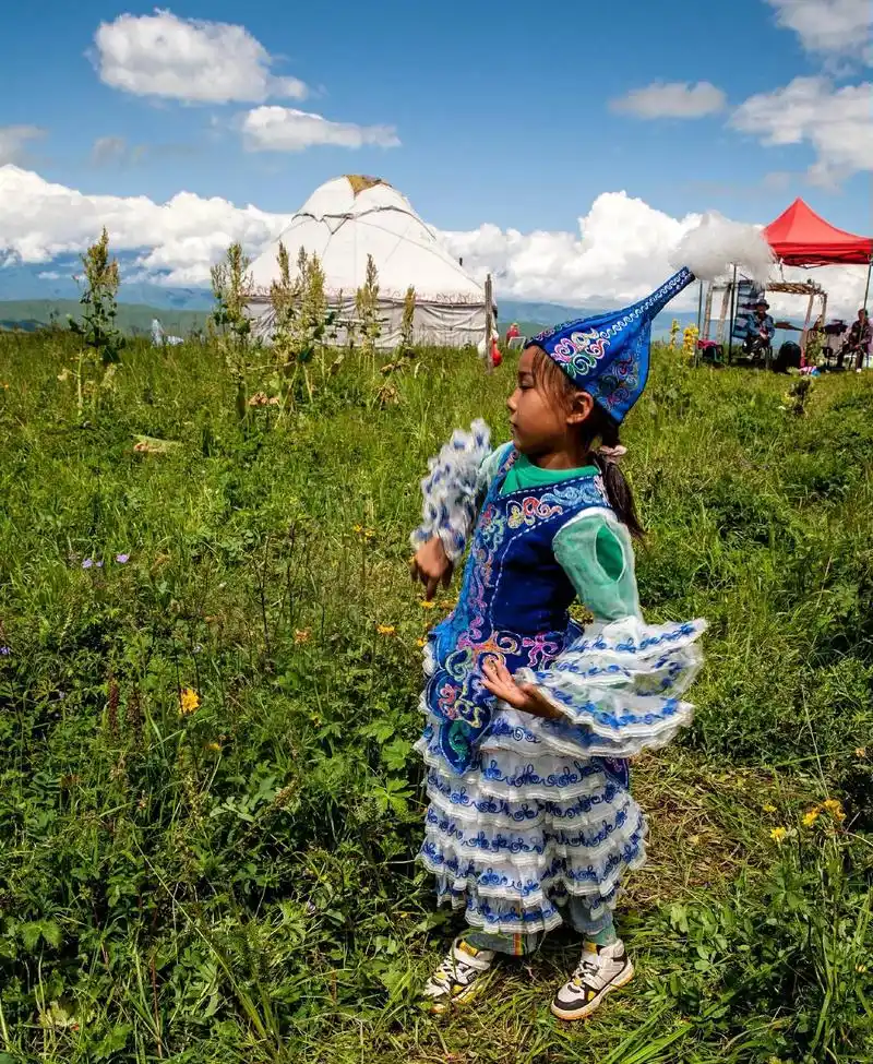 雏凤展翅.新疆哈萨克斯坦族小姑娘,为了欢迎我们的到来,特意换