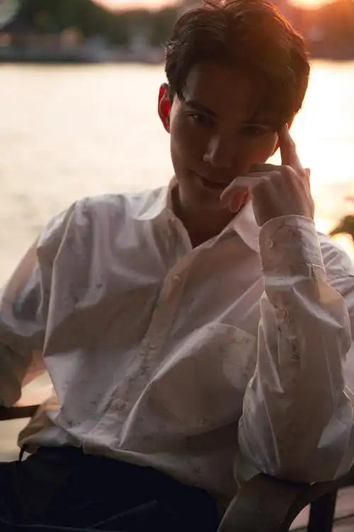 徐正溪春日美图释出帅气值突破五颗星